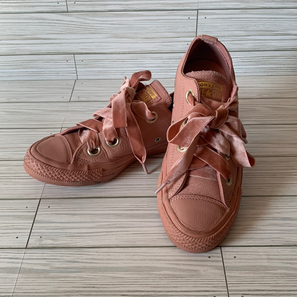 Converse All Star pink leather velvet laces with all same color souls